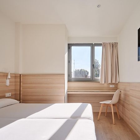 Hostal Lami Эсплугес-де-Льобрегат Экстерьер фото