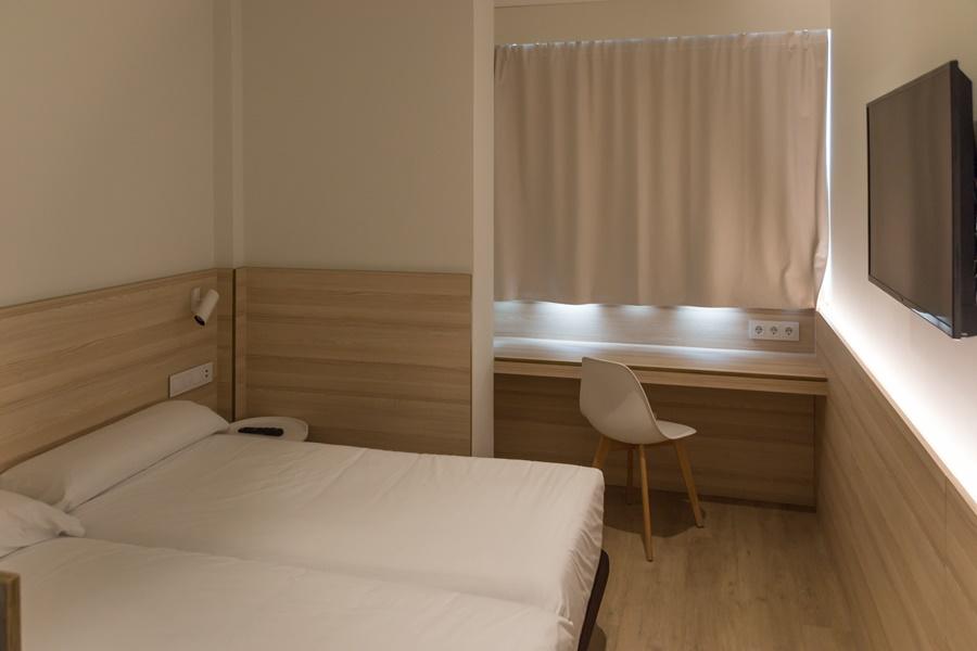 Hostal Lami Эсплугес-де-Льобрегат Экстерьер фото