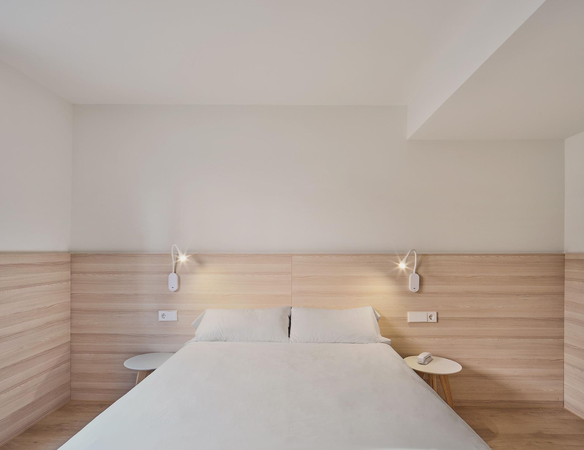 Hostal Lami Эсплугес-де-Льобрегат Экстерьер фото