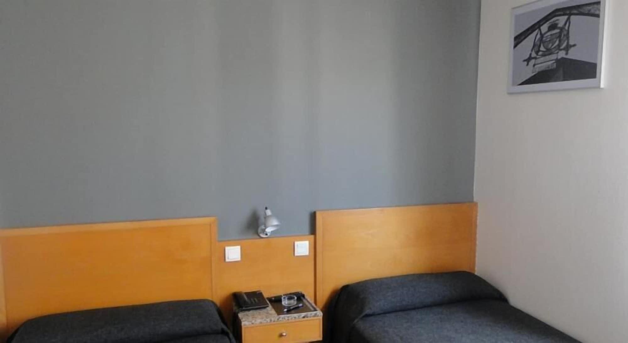 Hostal Lami Эсплугес-де-Льобрегат Экстерьер фото