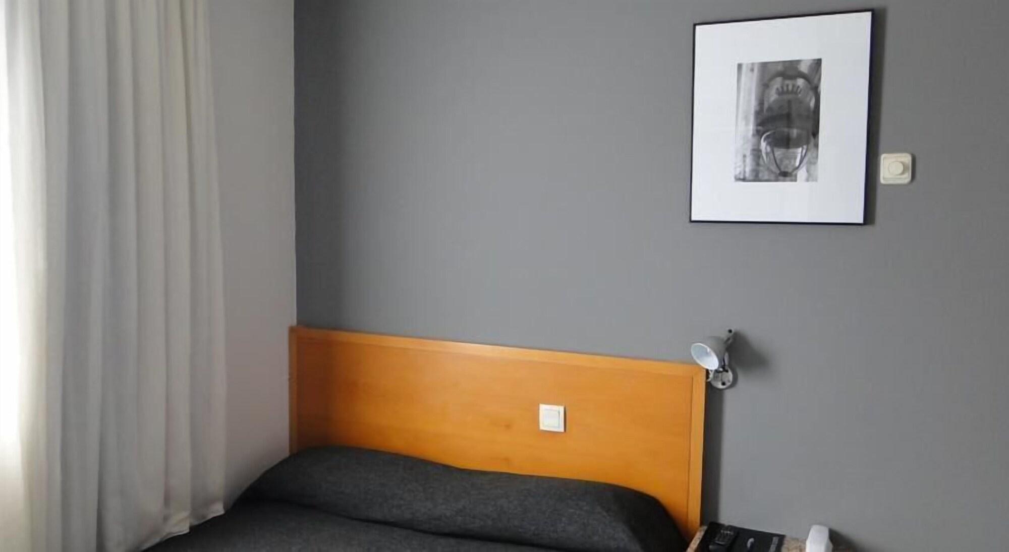 Hostal Lami Эсплугес-де-Льобрегат Экстерьер фото