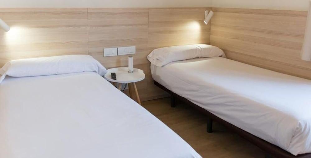 Hostal Lami Эсплугес-де-Льобрегат Экстерьер фото