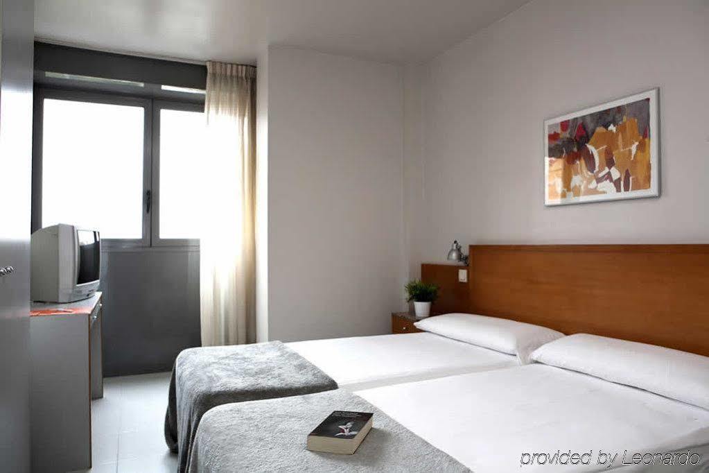 Hostal Lami Эсплугес-де-Льобрегат Экстерьер фото