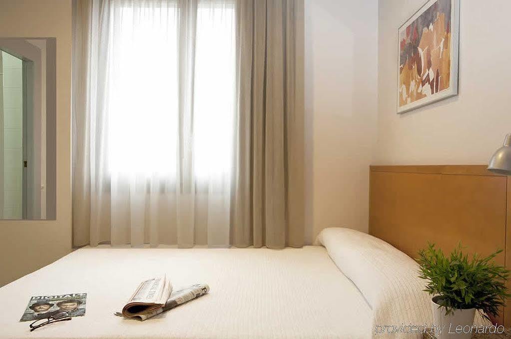 Hostal Lami Эсплугес-де-Льобрегат Экстерьер фото