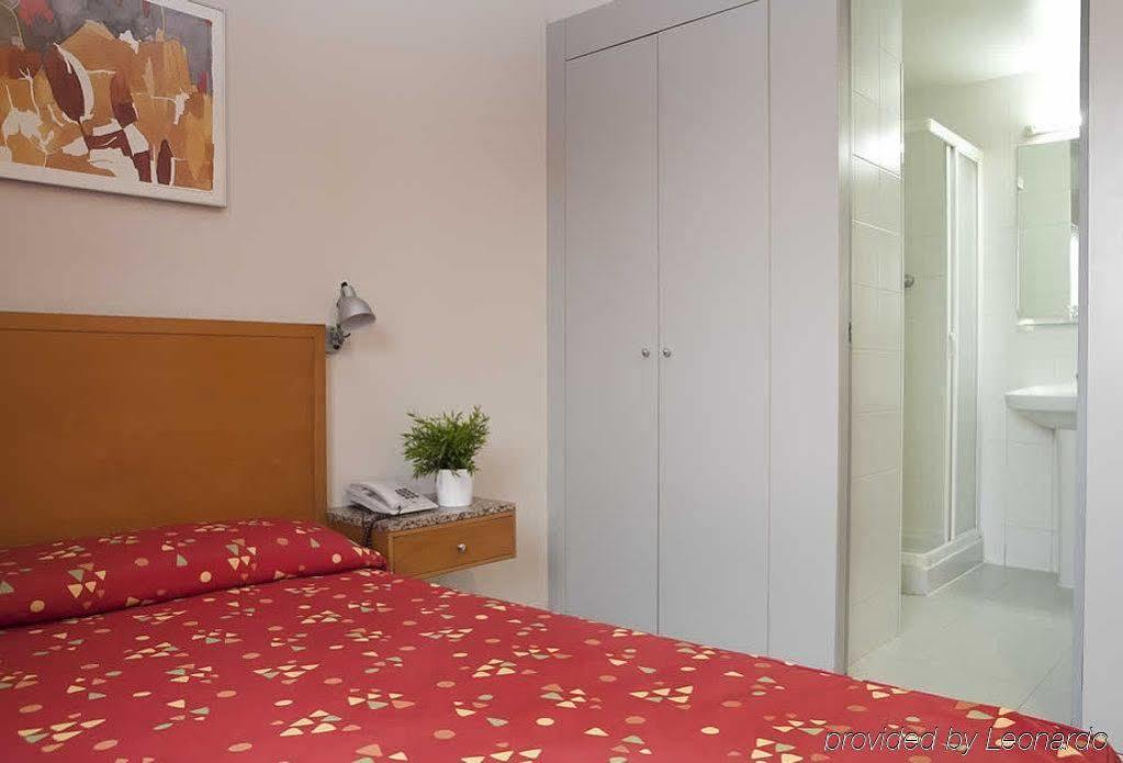 Hostal Lami Эсплугес-де-Льобрегат Экстерьер фото