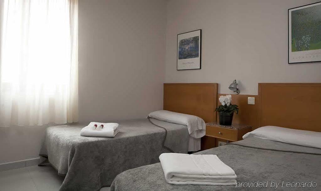 Hostal Lami Эсплугес-де-Льобрегат Экстерьер фото